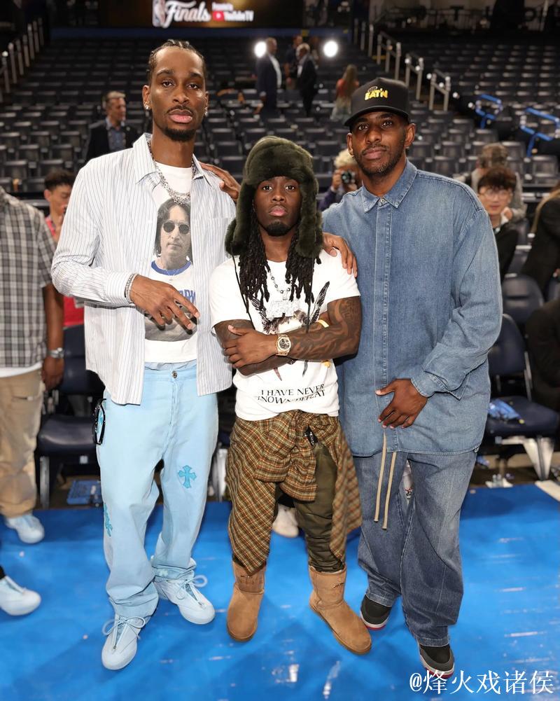 保罗和帕克场边观战，炮哥跟文班亚马开心拥抱